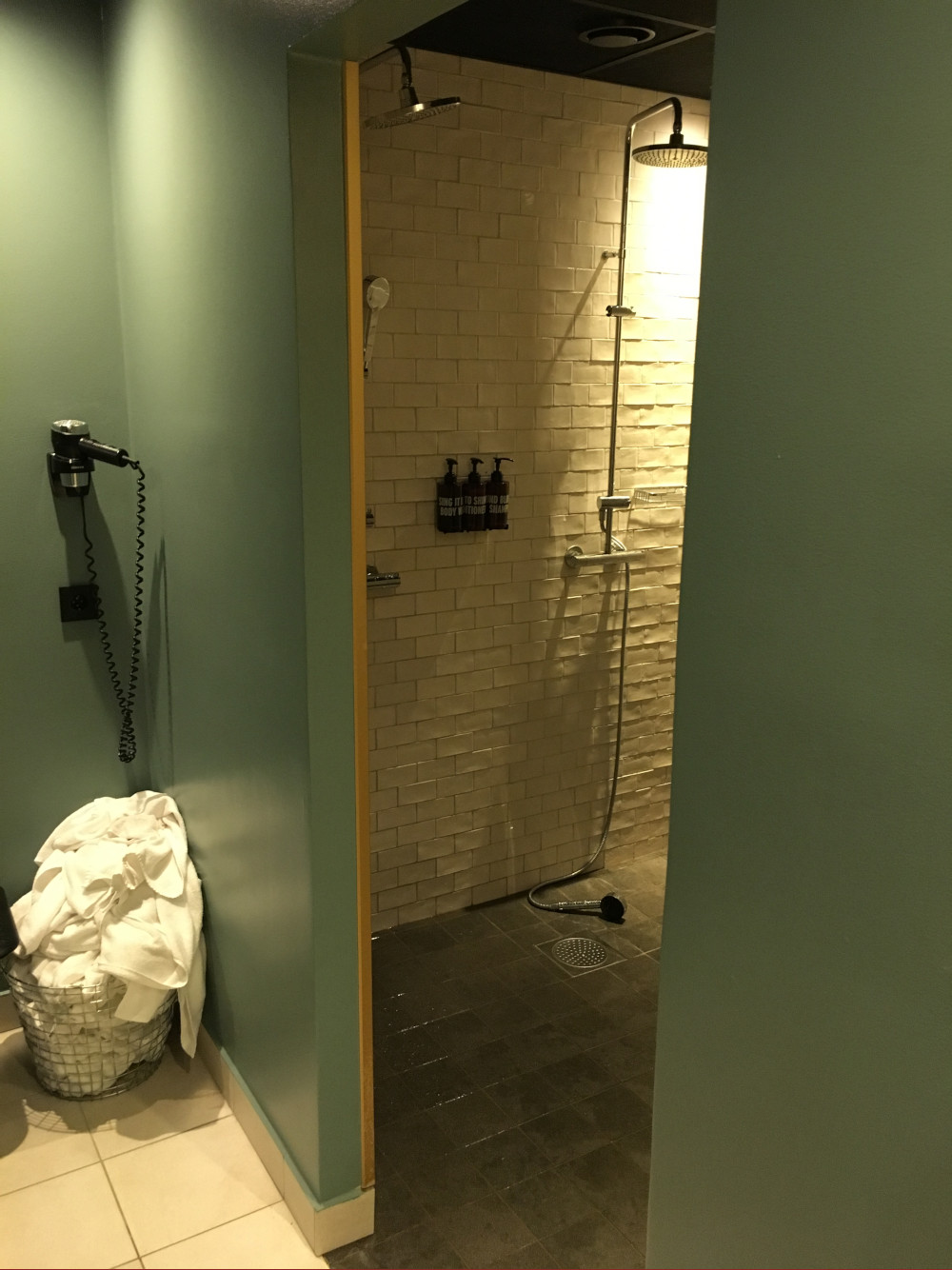 Gymmet: Ingång till duschutrymmet och bastun