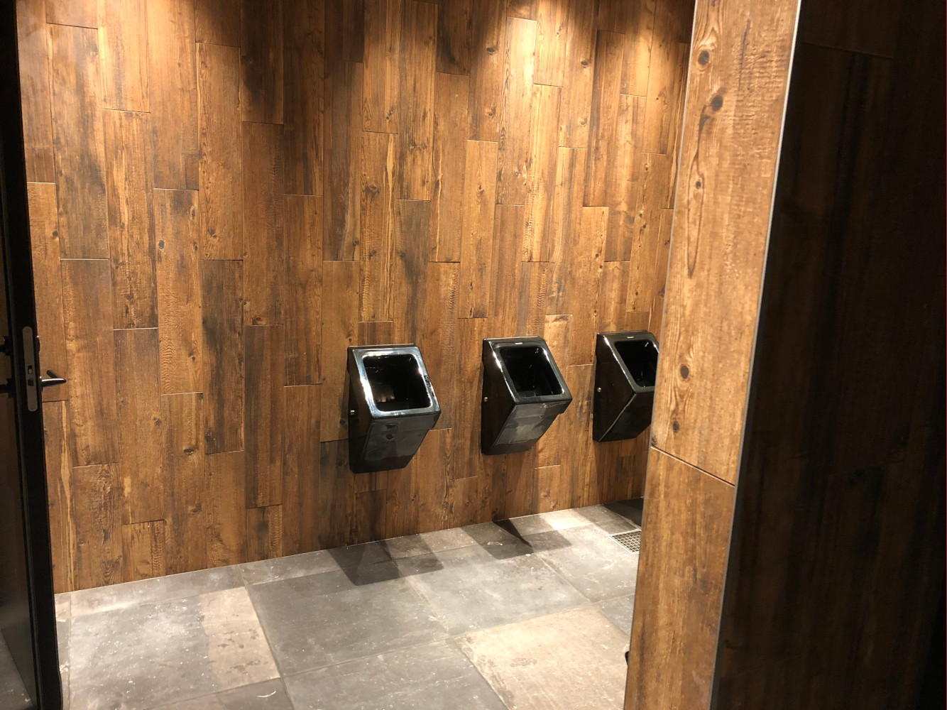 Herrtoaletten vid receptionen/konferensområdet
