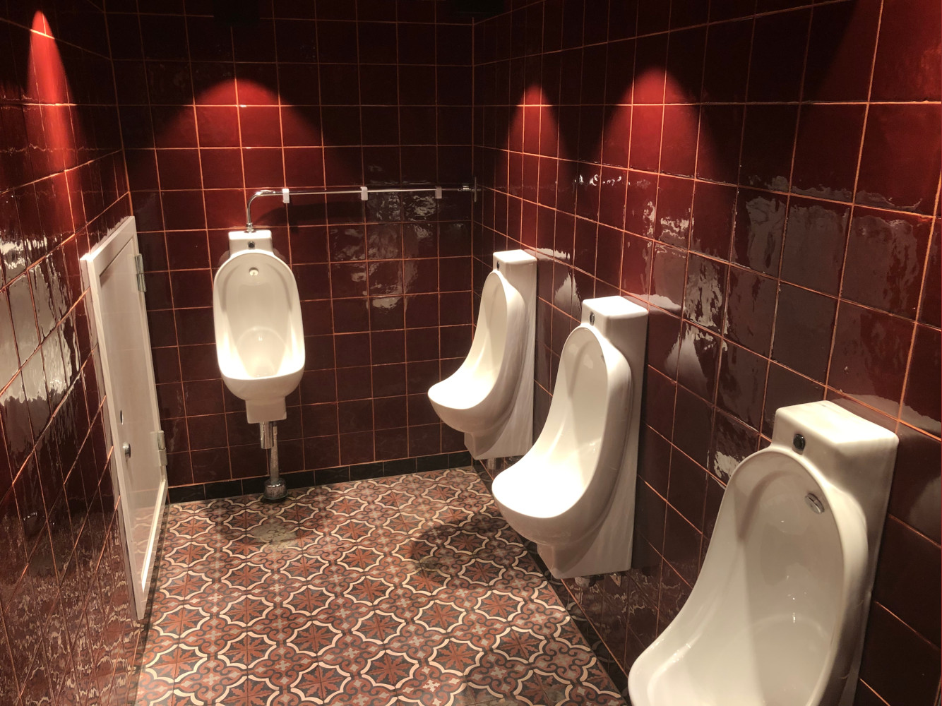 Herrtoaletten i källaren under restaurangen