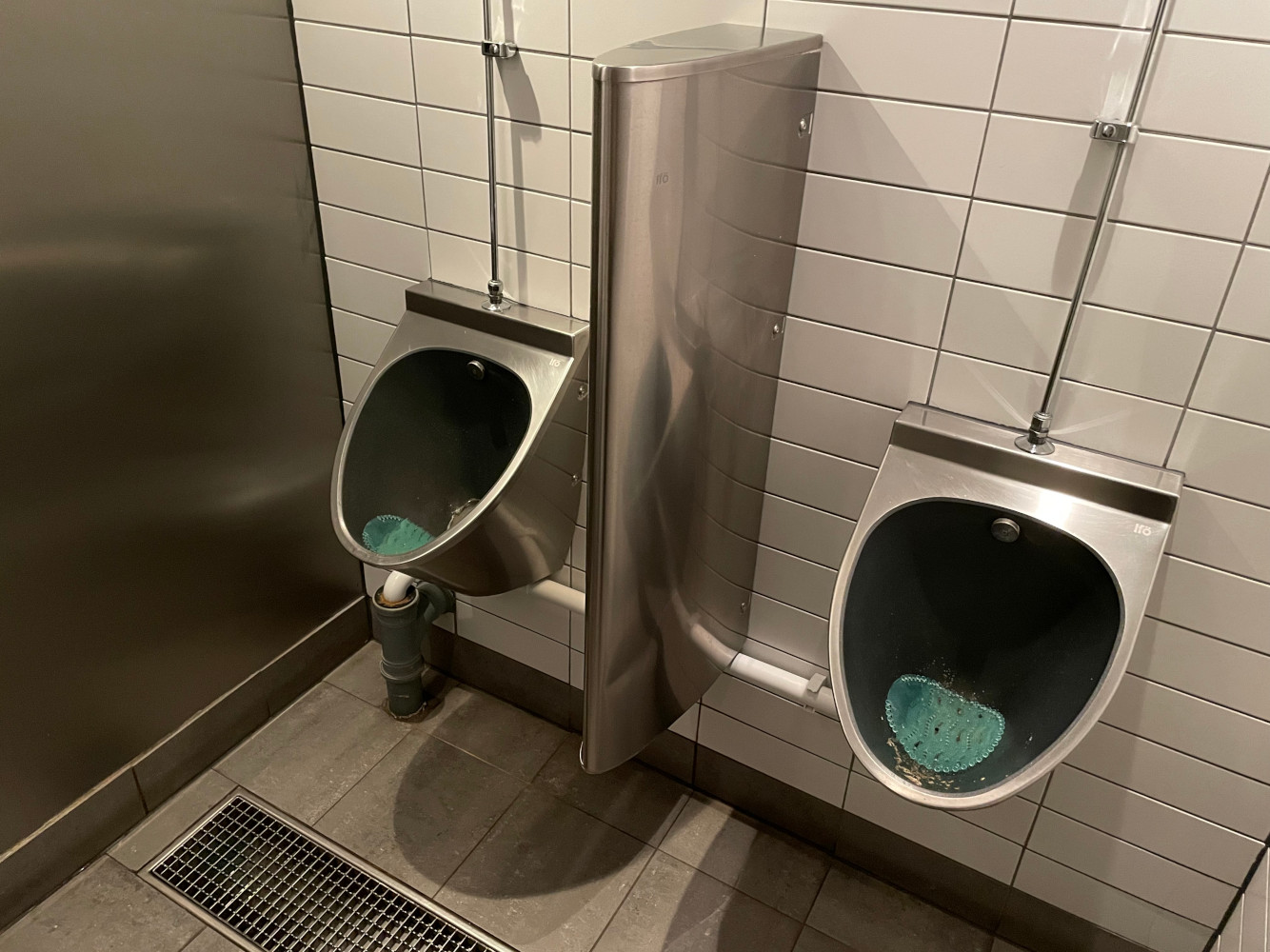 Pissoarer på herrtoaletten