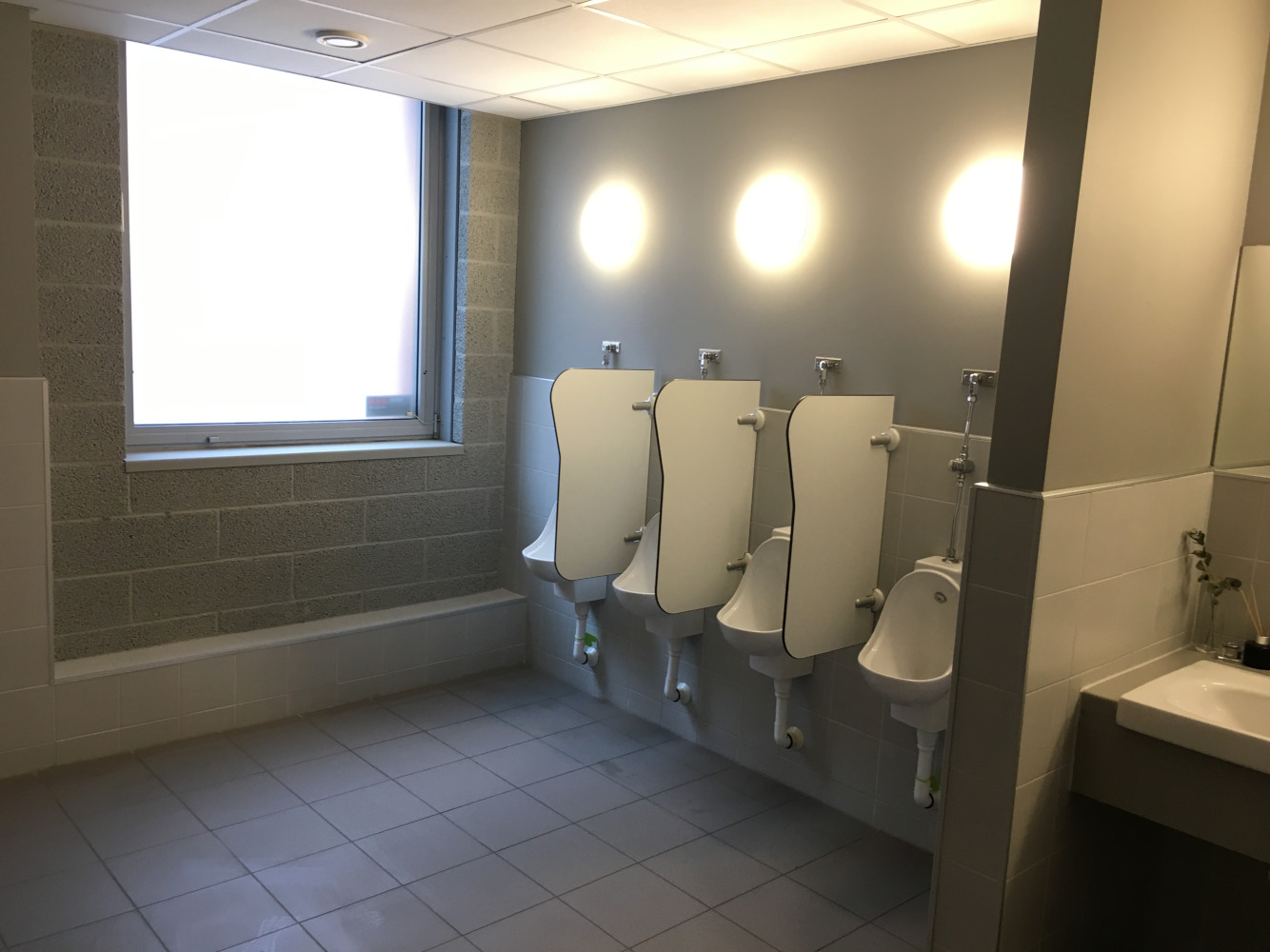 Pissoarer på herrtoaletten bottenplan