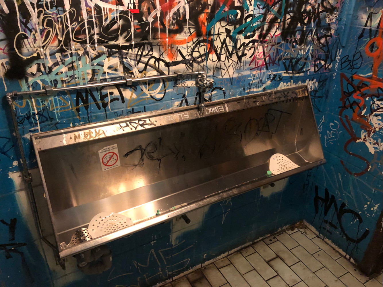 Pissoaren på herrtoaletten