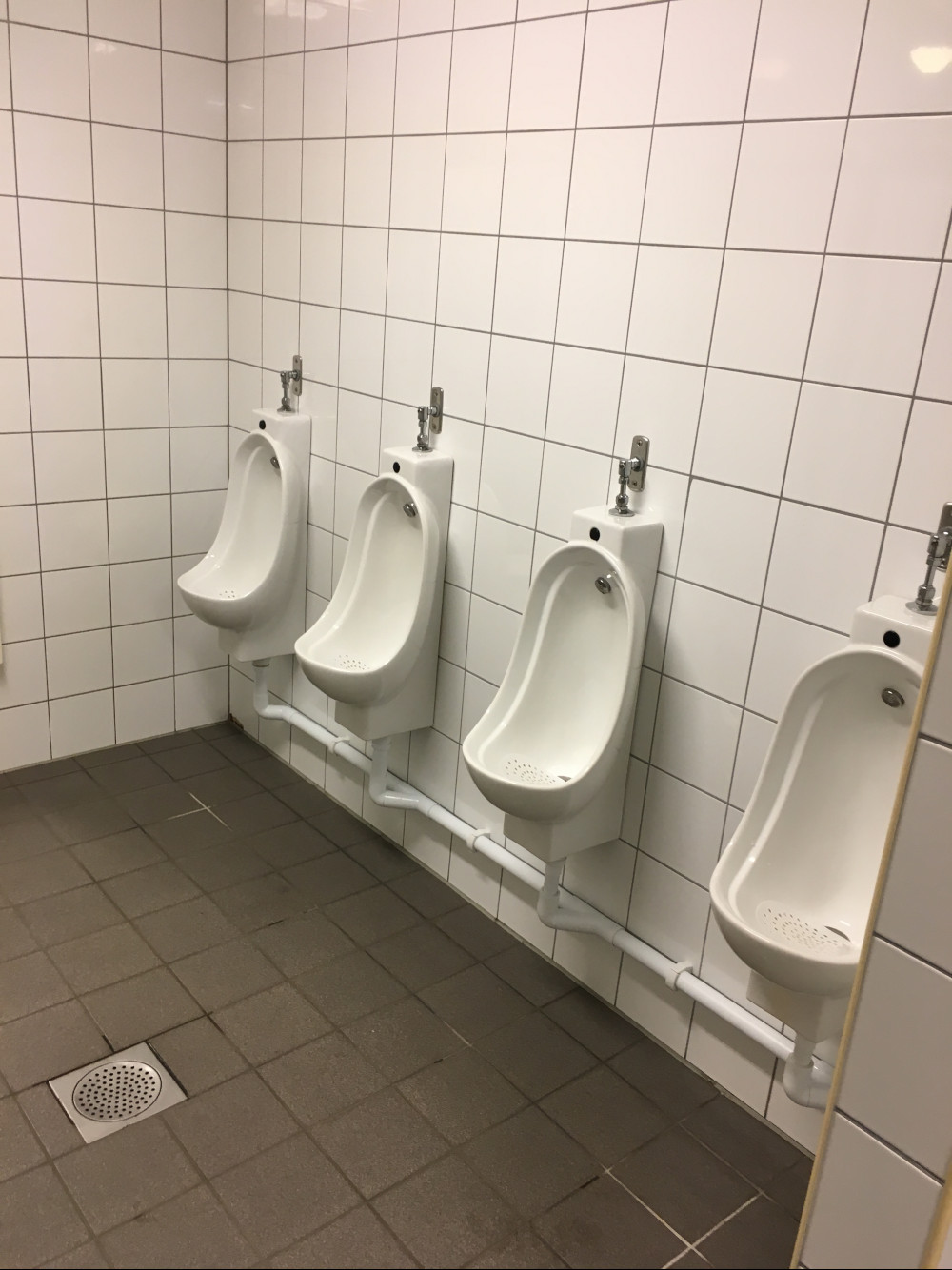 Herrtoalettens pissoarer på bottenplan vid entrén