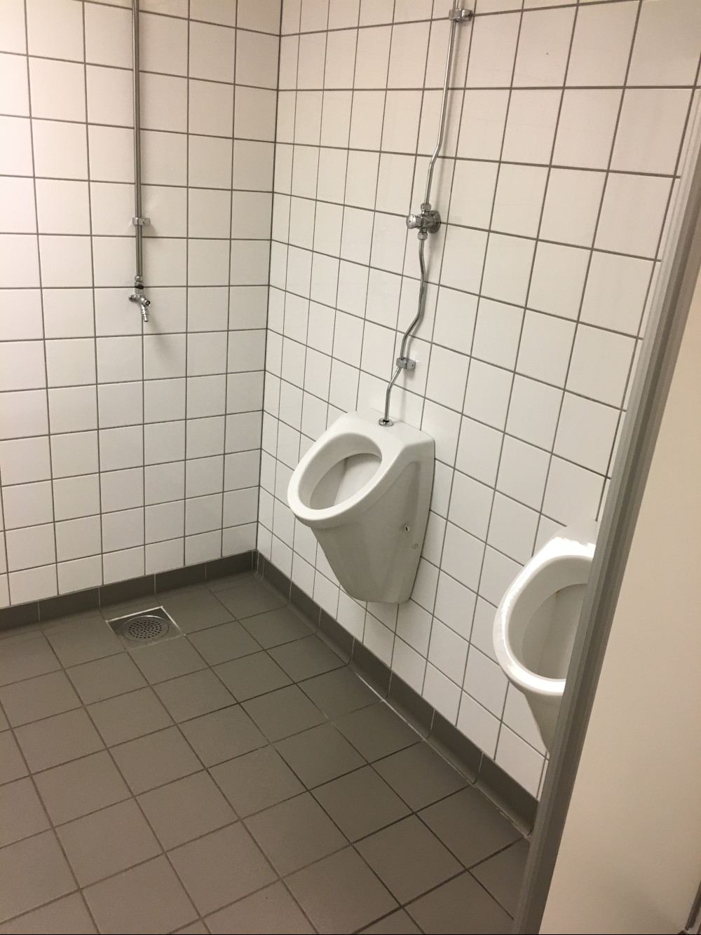 Herrtoalettens pissoarer vid restaurangen på övervåningen